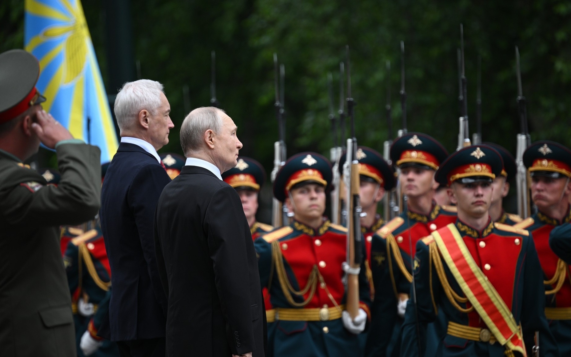 Владимир Путин возложил цветы к Могиле Неизвестного солдата