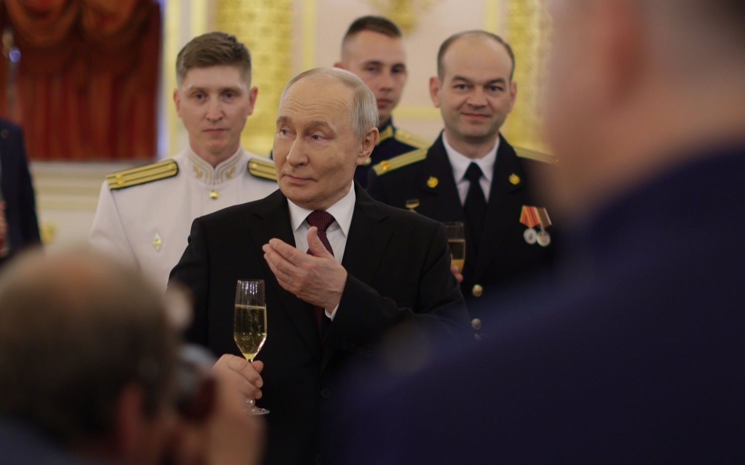 Владимир Путин встречается с лучшими выпускниками военных вузов в Большом Кремлевском дворце.