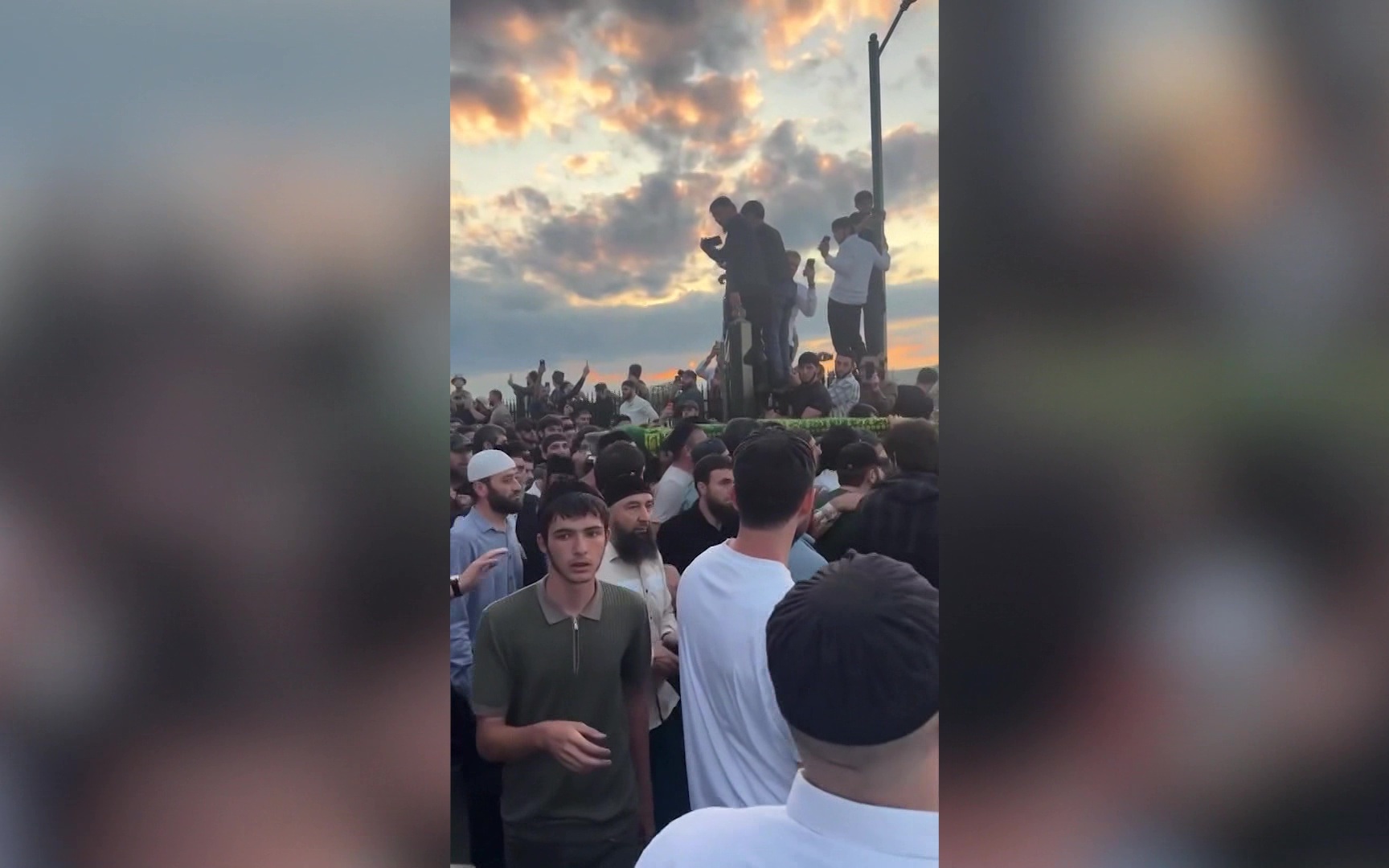 Тысячи людей пришли на похороны спасшего друга восьмилетнего Хизира Дербичева