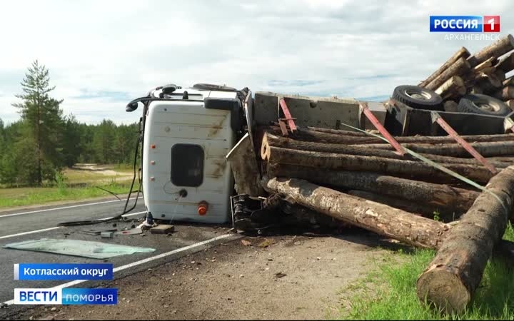 В Котласском округе в результате ДТП опрокинулся лесовоз