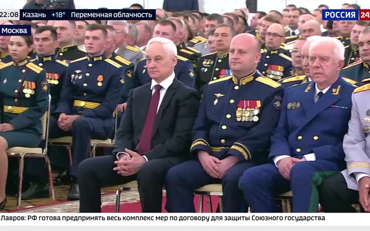 Путин поздравил выпускников с званием офицера.