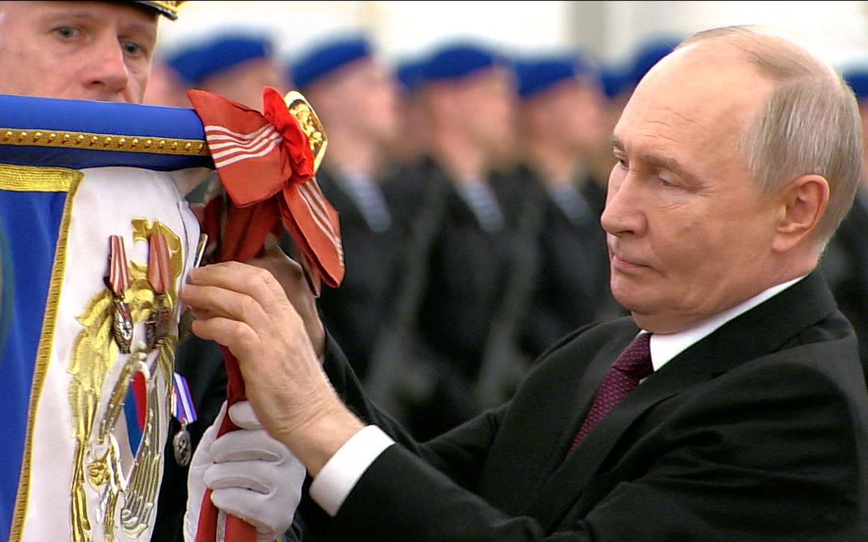 Владимир Путин вручил орден Жукова Президентскому полку ФСО России