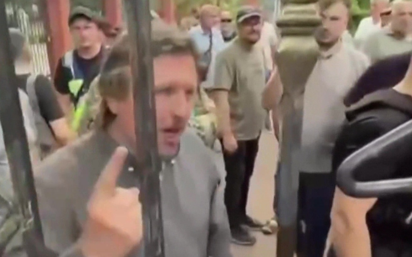 Захватчики одесского храма разорвали молитвенник и сбили с ног священника во время службы