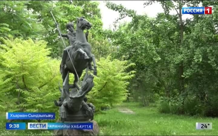 Алыхуызон æрмæгæй конд сæдæгай скульптурæтæ аив кæнынц, Цæгат Ирыстоны адæмон нывгæнæг Хъараты Людмилæйы хæдзар