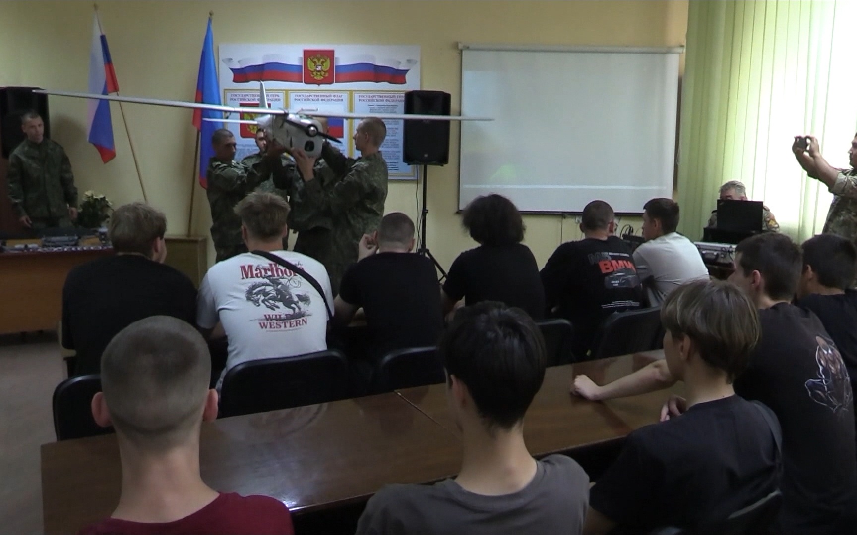 Студенты Луганского колледжа изучили возможности Войск беспилотных систем на встрече с военными группировки "Юг"