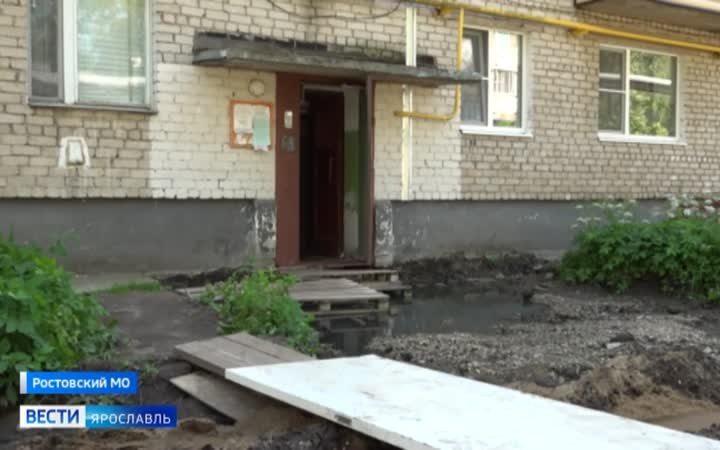 В поселке Семибратово канализационные стоки залили двор многоквартирного дома