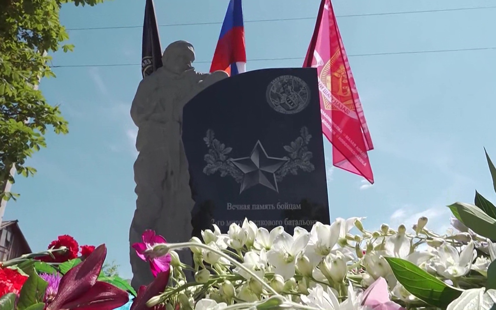 Новый мемориал в Каучуке объединил память о героях Великой Отечественной войны и современных бойцах