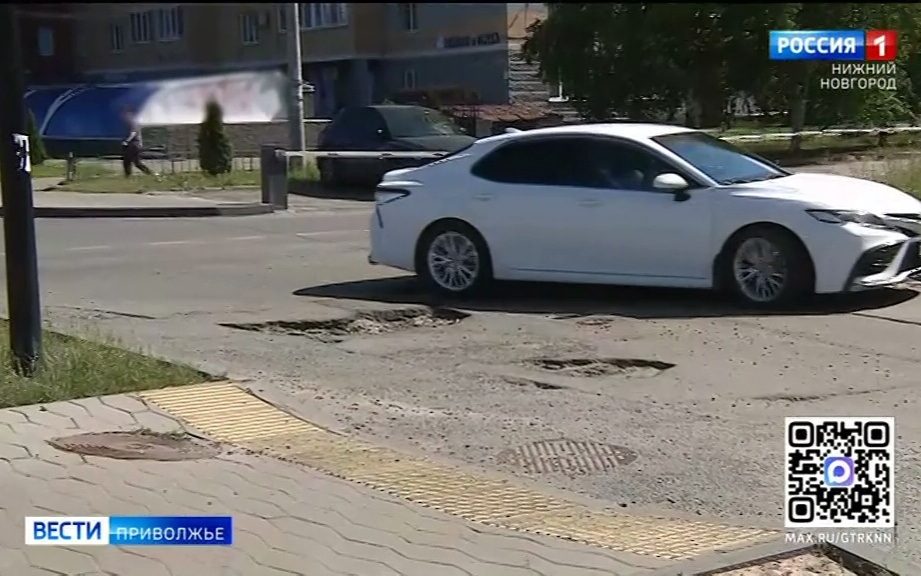 Жители дома по Мещерскому бульвару устали чинить подвески автомобилей: Когда ждать ямочного ремонта?