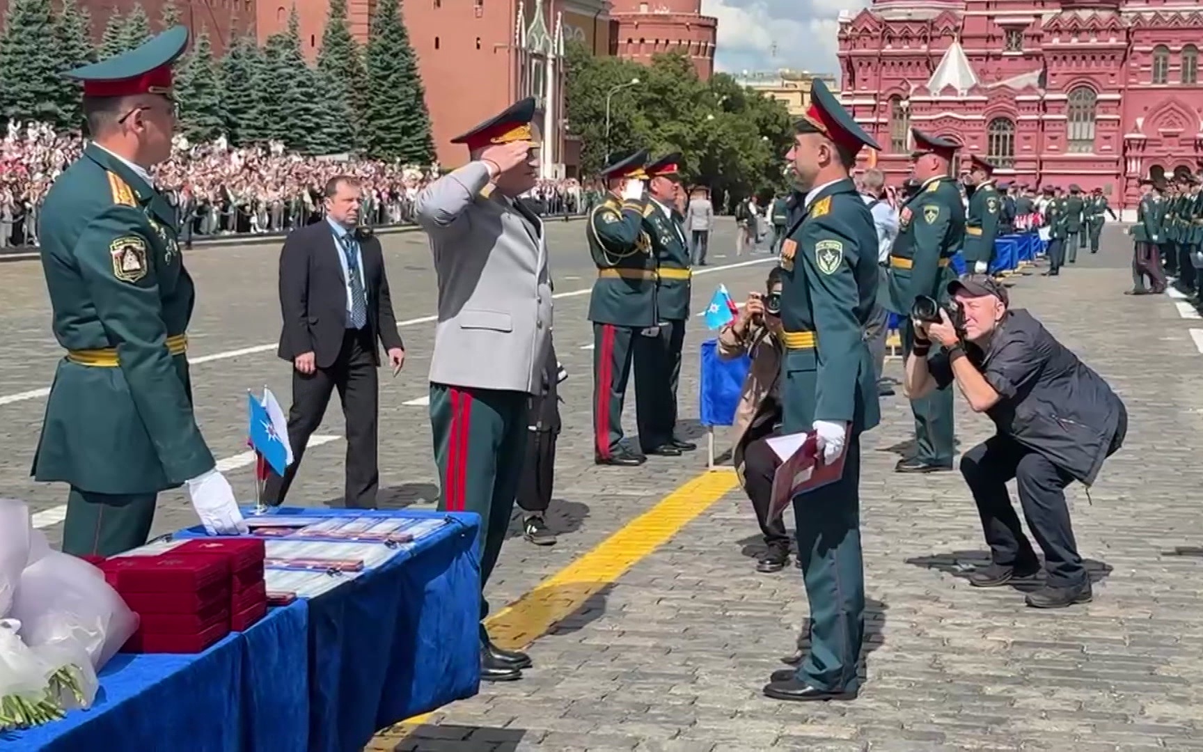 Выпускники МЧС получили дипломы на Красной площади в Москве