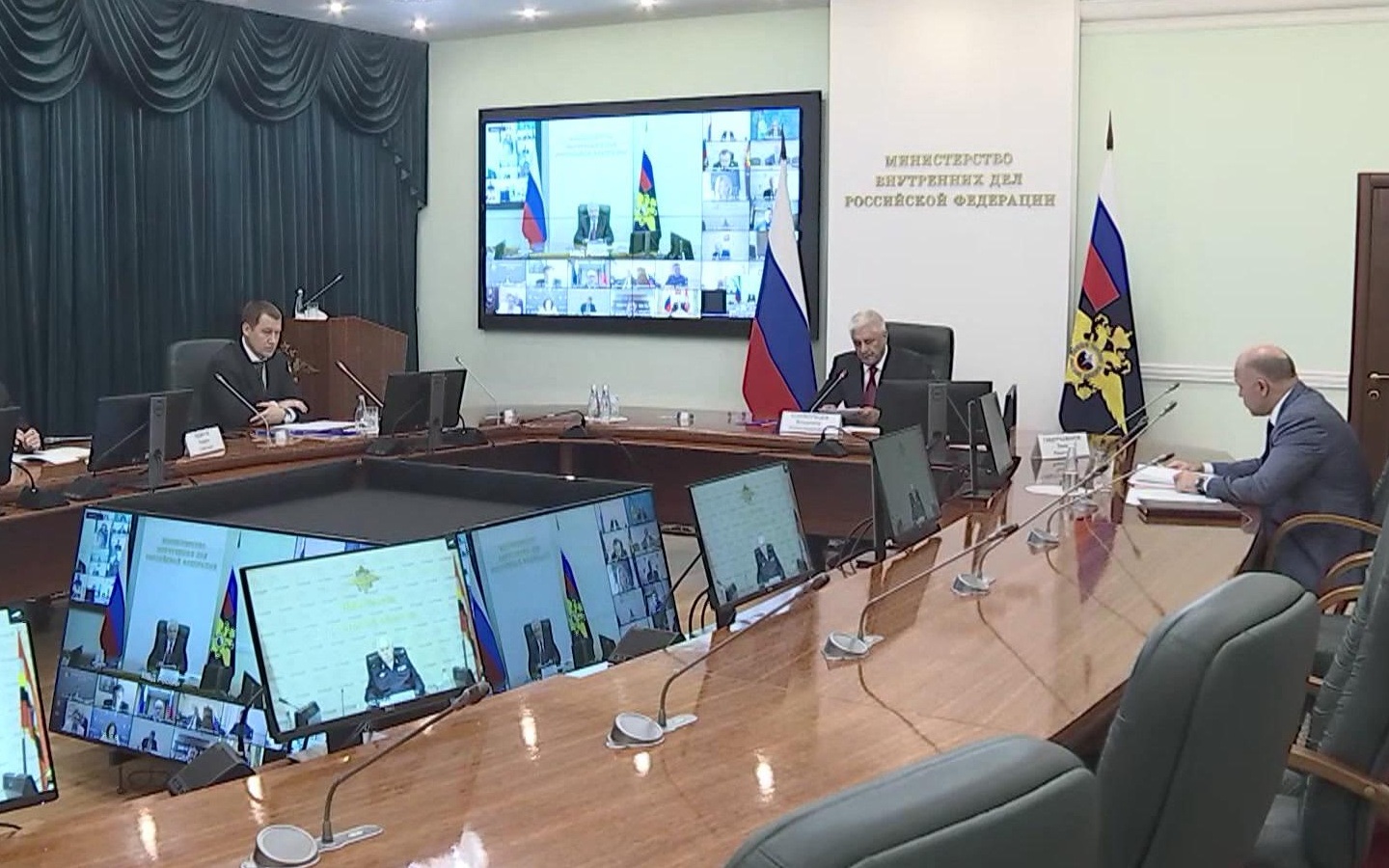 Колокольцев обсудил на Правительственной комиссии вопросы теневой экономики и миграционного контроля