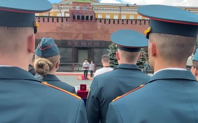Александр Куренков напутствовал более тысячи выпускников академий МЧС на Красной площади