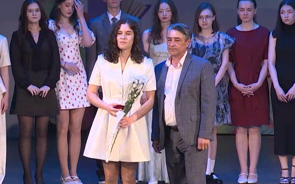 136 золотых медалистов Йошкар-Олы чествовали в ДК имени XXX-летия Победы