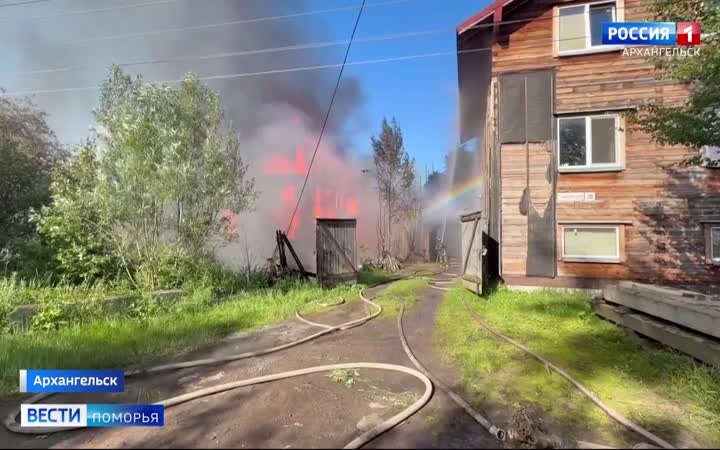 Сегодня в архангельской Соломбале из-за крупного пожара перекрыли для проезда улицу Терёхина на пересечении с Советской