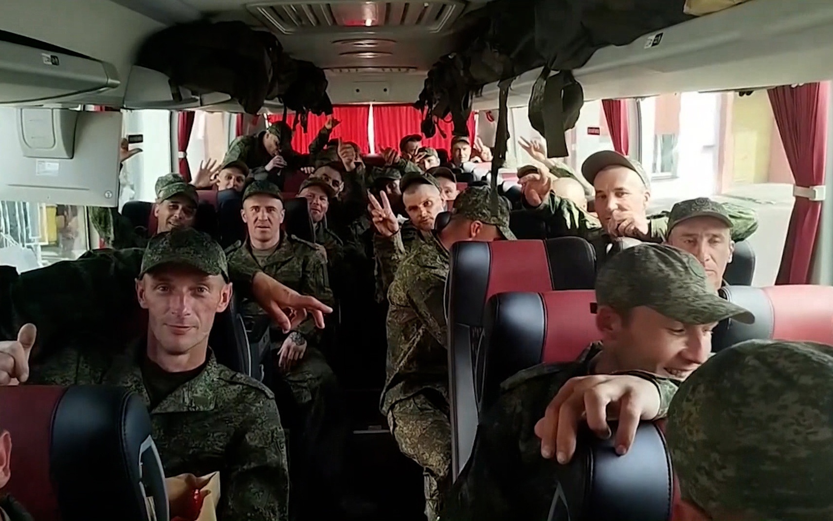 160 российских военнослужащих вернулись домой после освобождения в обмене на украинской границе