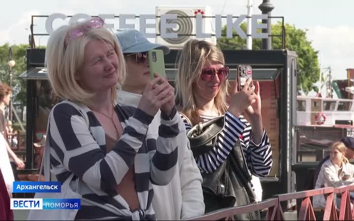 В эти минуты на Красной Пристани в Архангельске как никогда шумно