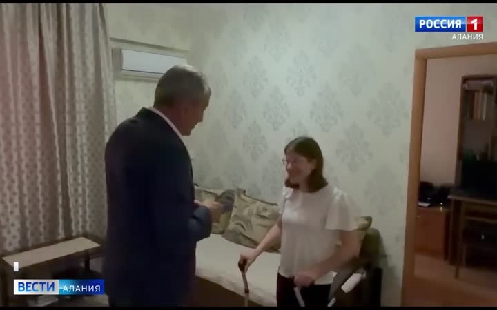Сергей Меняйло посетил выпускницу Анну Боброву, поздравил с окончанием школы и вручил ей аттеста