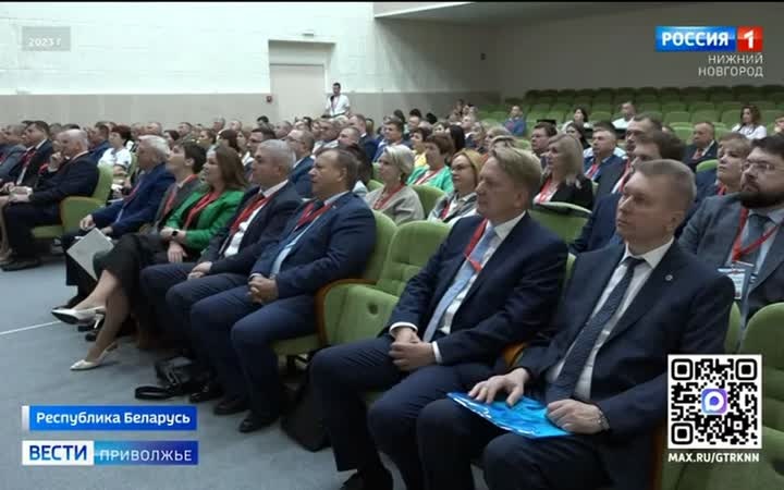 В рамках работы XIII Форума регионов Беларуси и России в Минске председатель Законодательного Собрания Нижегородской области Евгений Люлин принял участие во встрече председателя Совета Федерации РФ Валентины Матвиенко и председателя Совета Республики Национального собрания Беларуси Натальи Кочановой с руководителями местных органов власти Беларуси и России