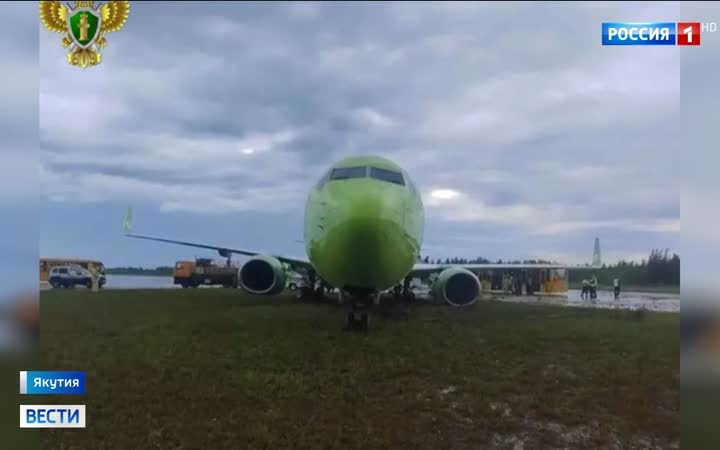 Боинг-737 выкатился за пределы полосы в аэропорту Мирного, никто не пострадал