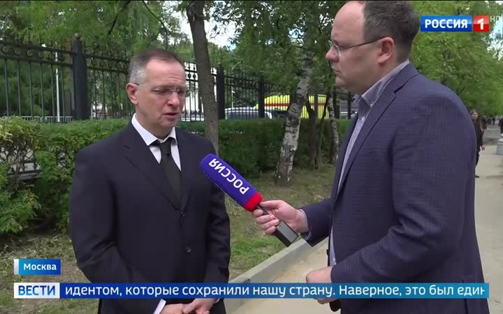 Владимир Путин простился с Сергеем Ивановым в траурном зале больницы.
