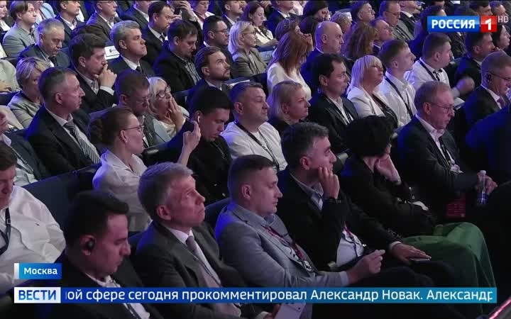 Александр Новак подтвердил стабильность топливного рынка России и обсудил выставку в честь 100-летия Фиделя Кастро в Госдуме