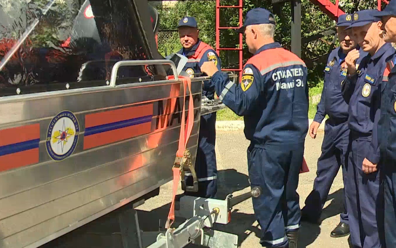 Сегодня сотрудникам Марийской аварийно-спасательной службы вручили ключи от новой спецтехники