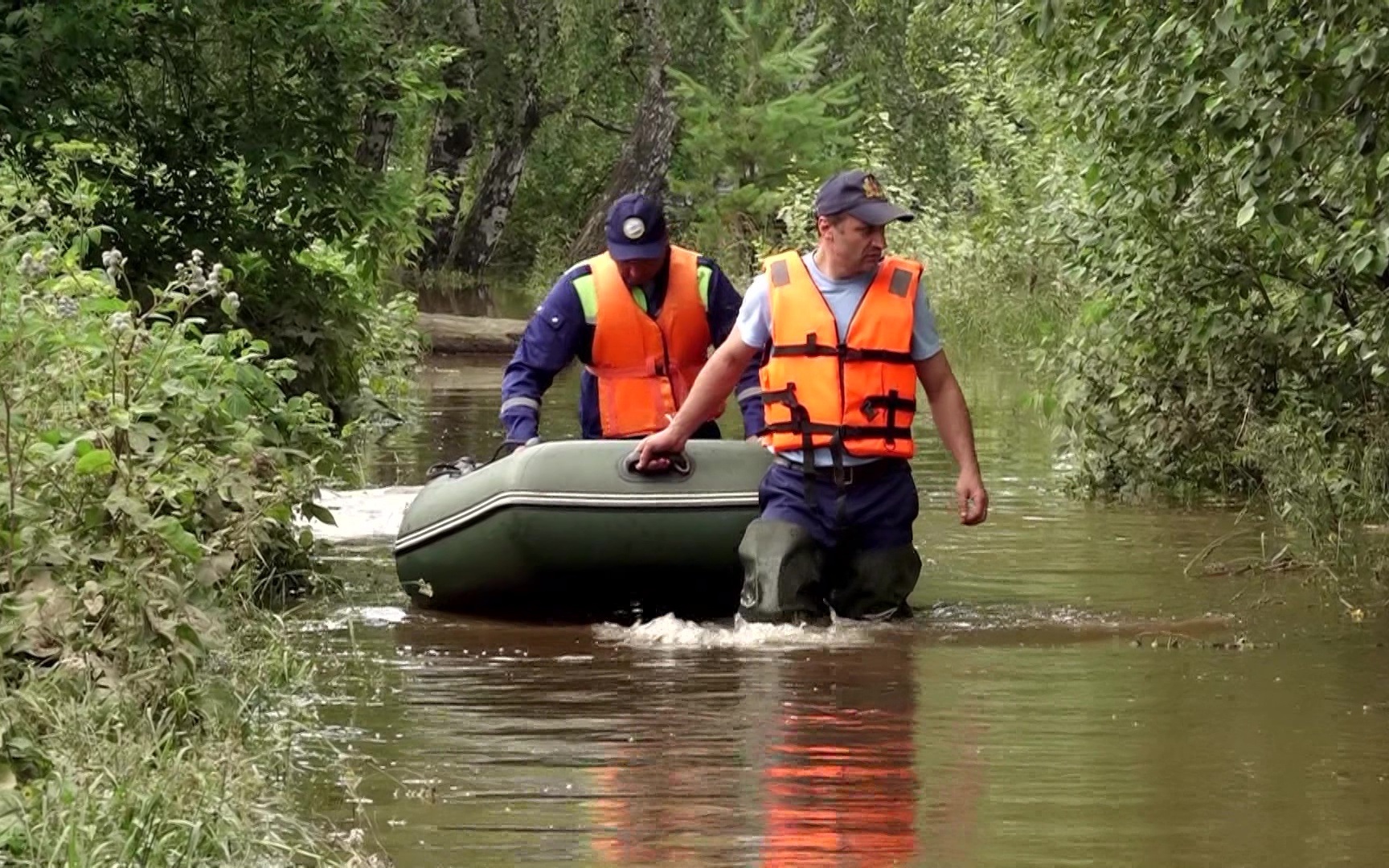 Дома по крышу в воде. Затопленные мосты и улицы.