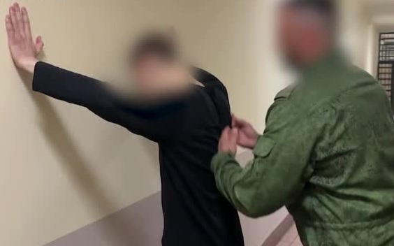 Агент украинских спецслужб задержан с парфюмерными наборами, содержащими взрывчатку, в России
