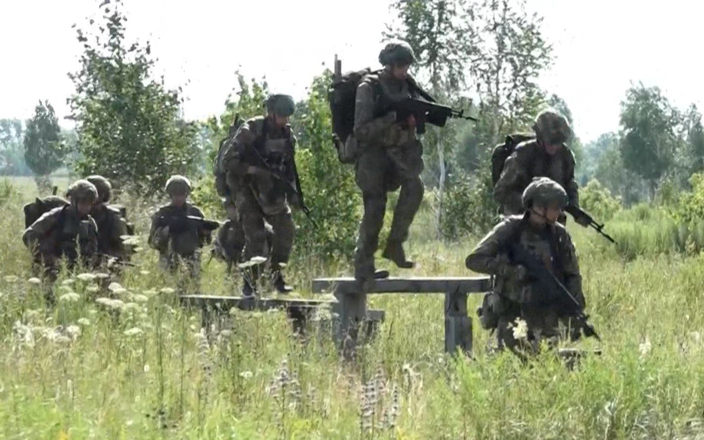 На полигоне в Новосибирской области тренируются бойцы спецназа