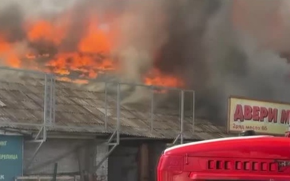 Спасатели ликвидировали крупный пожар на складах Ижевска менее чем за полтора часа