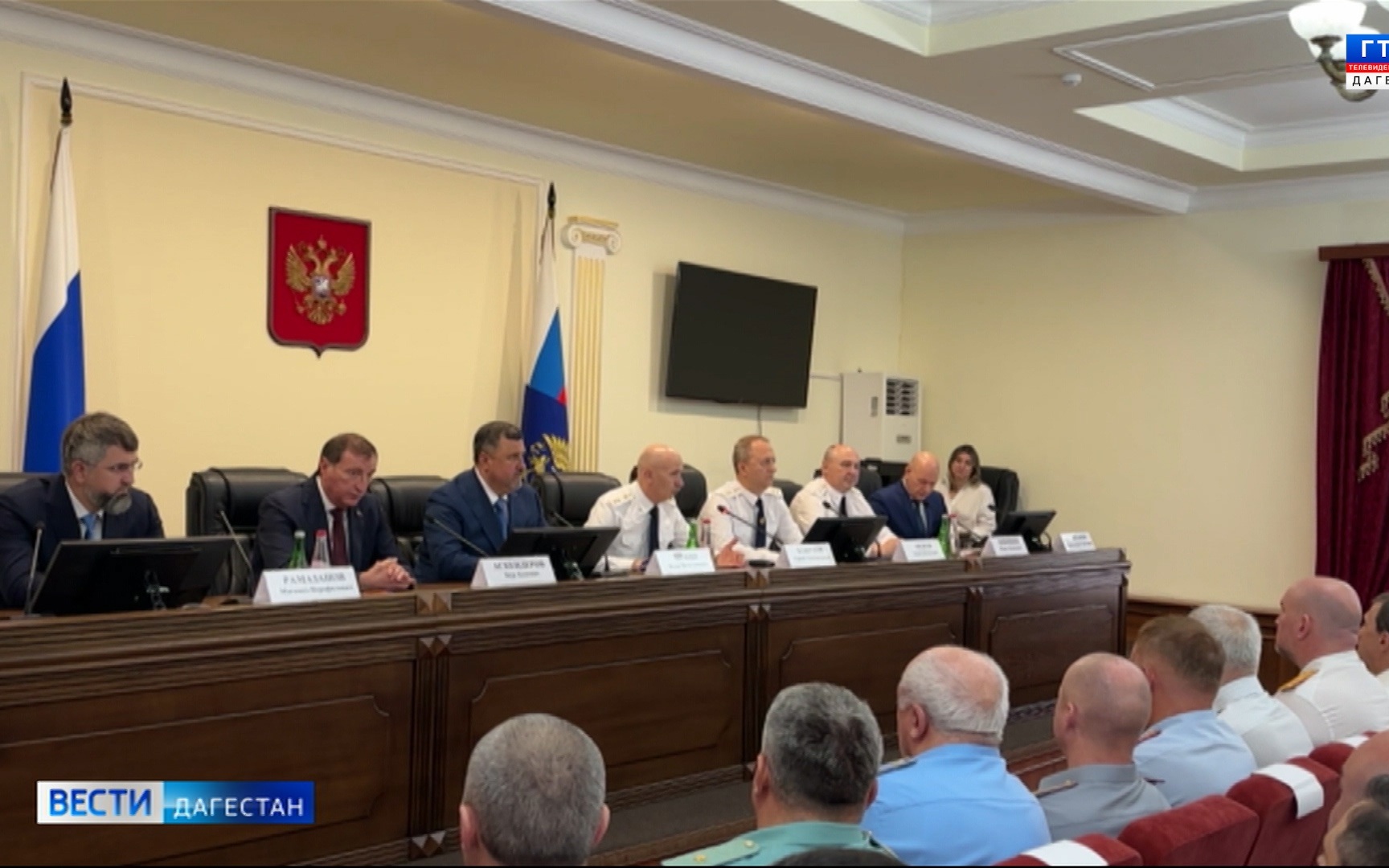 Сергей Бажутов представил коллективу республиканской прокуратуры нового руководителя Дениса Авдеева