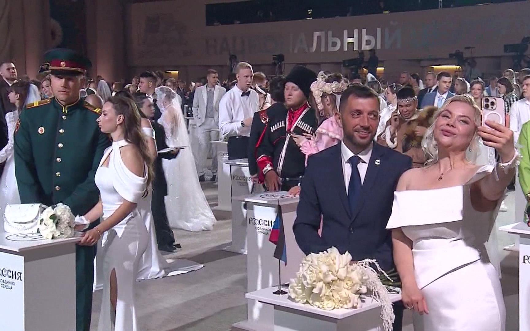 Самый свадебный день: 150 пар заключили брак на фестивале в Москве, а в Муроме установили рекорд