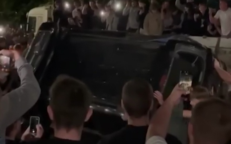 В Львове разгорелся бунт против насильственной мобилизации: разгром автобуса военкомата.