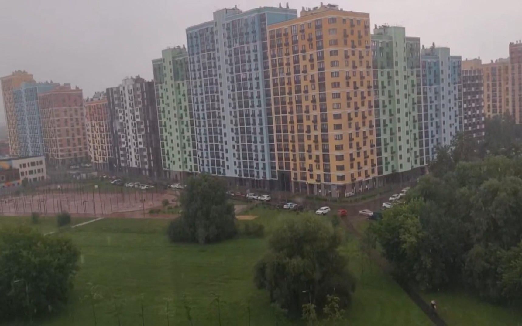 Смерчи и град обрушатся на Москву, Дагестан страдает от наводнений