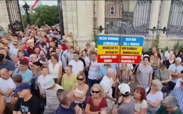 В Будапеште тысячи протестуют против попытки отставки президента