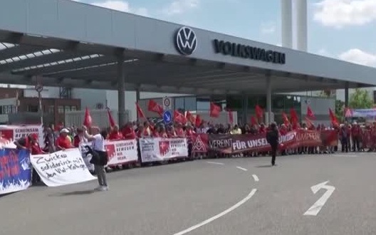 Рабочие Volkswagen вышли на улицы против руководства