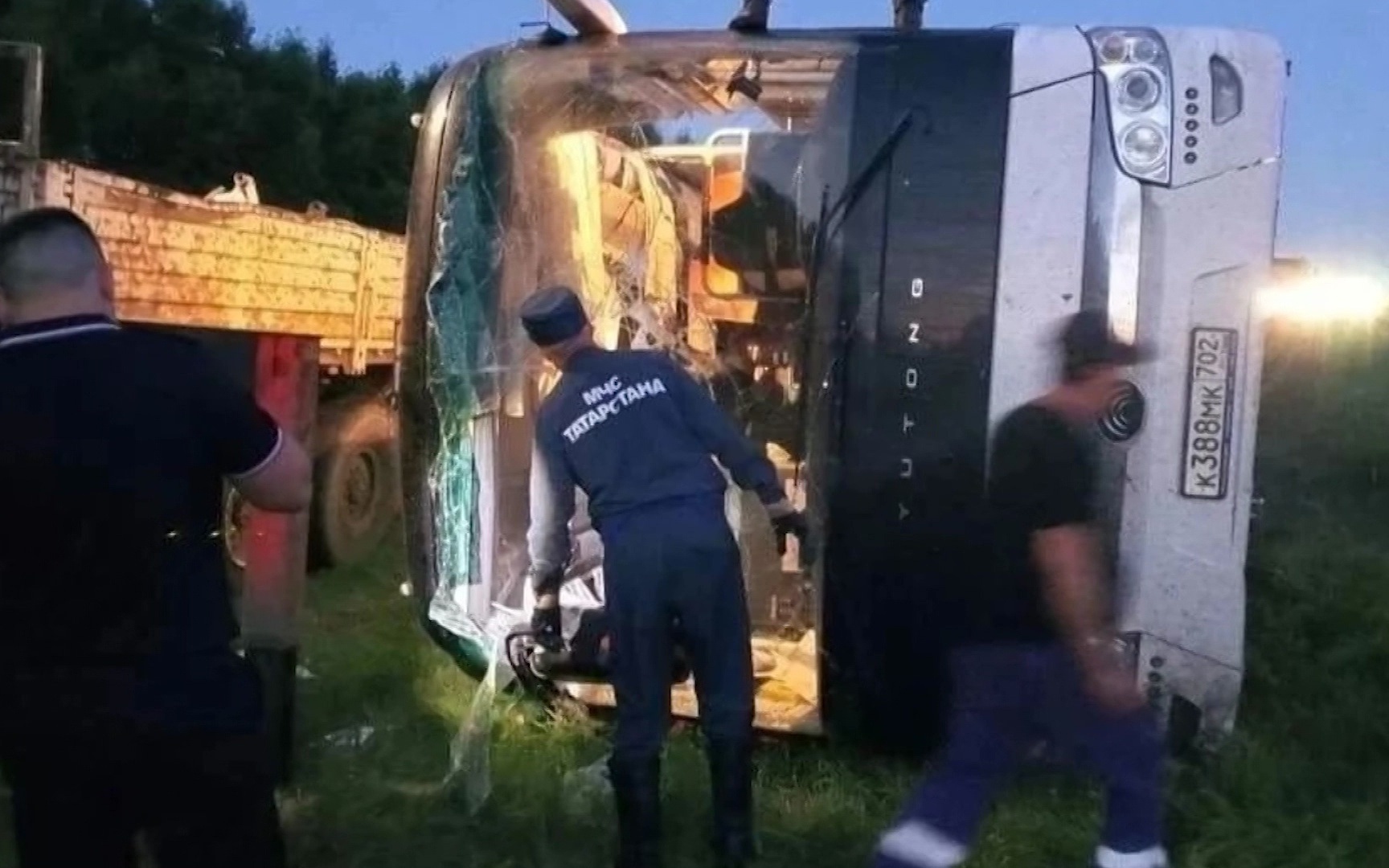 В Татарстане автобус съехал в кювет, пострадали 15 человек