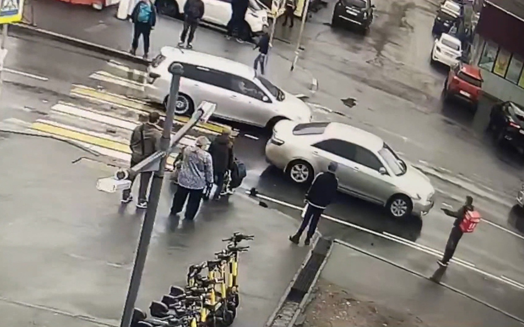 В Иркутске лихач сбил двух детей на пешеходном переходе