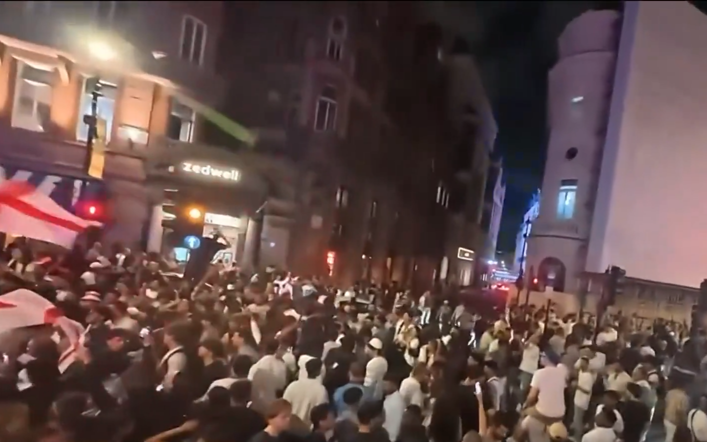 Футбольный триумф Англии в Лондоне омрачён беспорядками и скандалом с голом