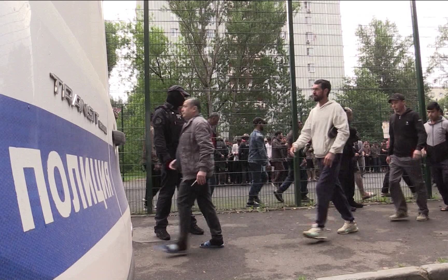 В девятиэтажной гостинице с тысячей мигрантов прошли проверки следователей ГВСУ