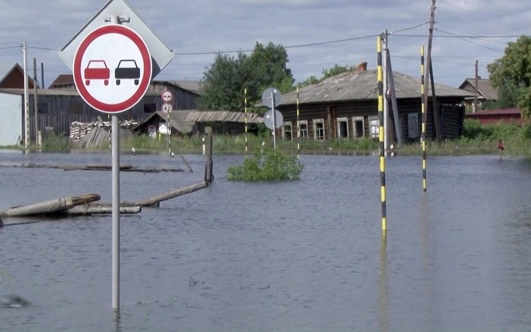 Непогода в Севастополе сегодня стерла границу между морем и сушей