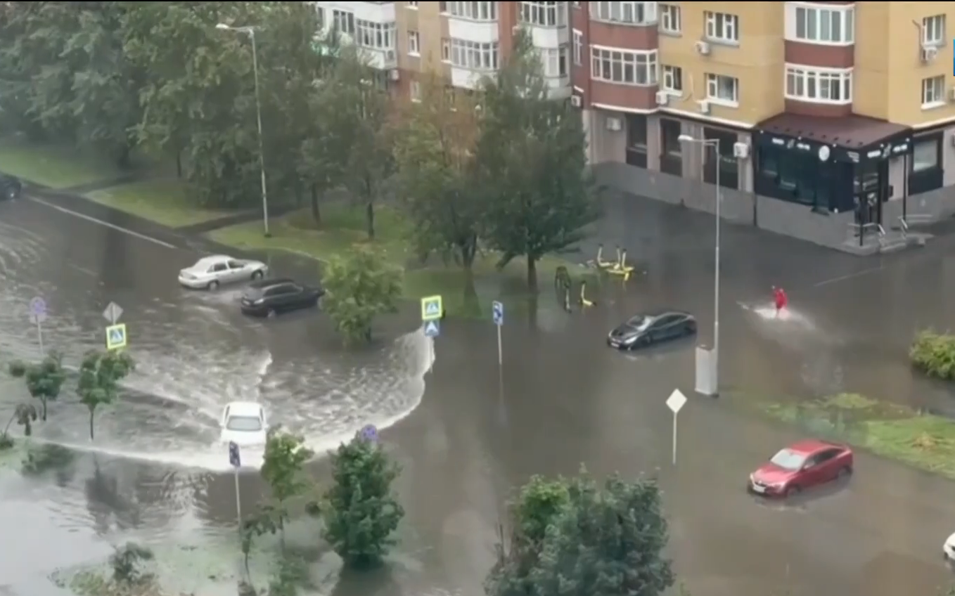 Ливни в Тюмени и ураган в Екатеринбурге: стихия обрушилась на города