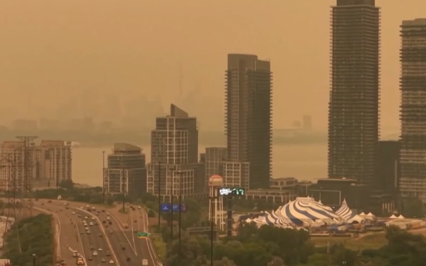 Смог от канадских пожаров окутал Нью-Йорк и Торонто