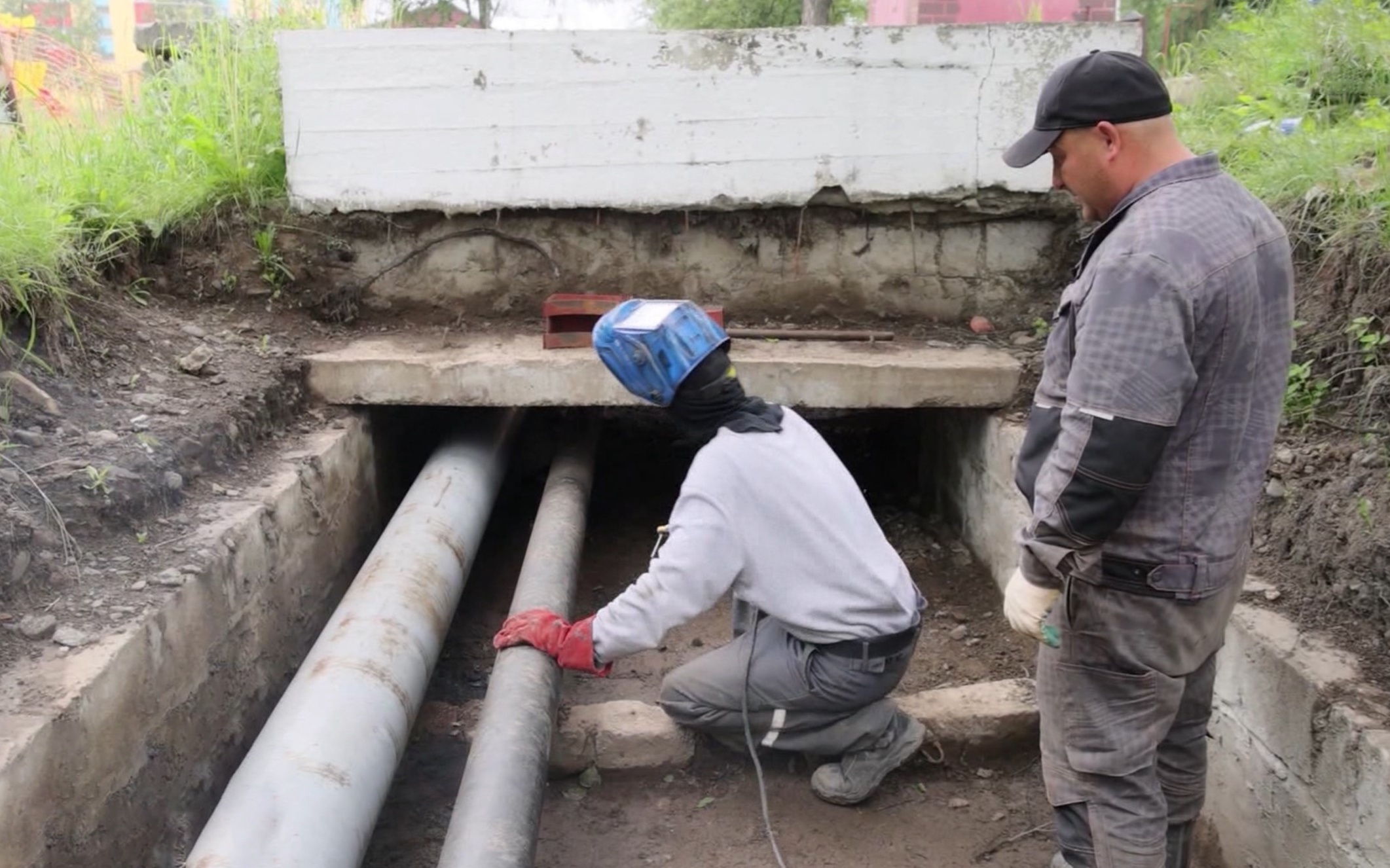 В поселке Палатка меняют более километра теплотрассы