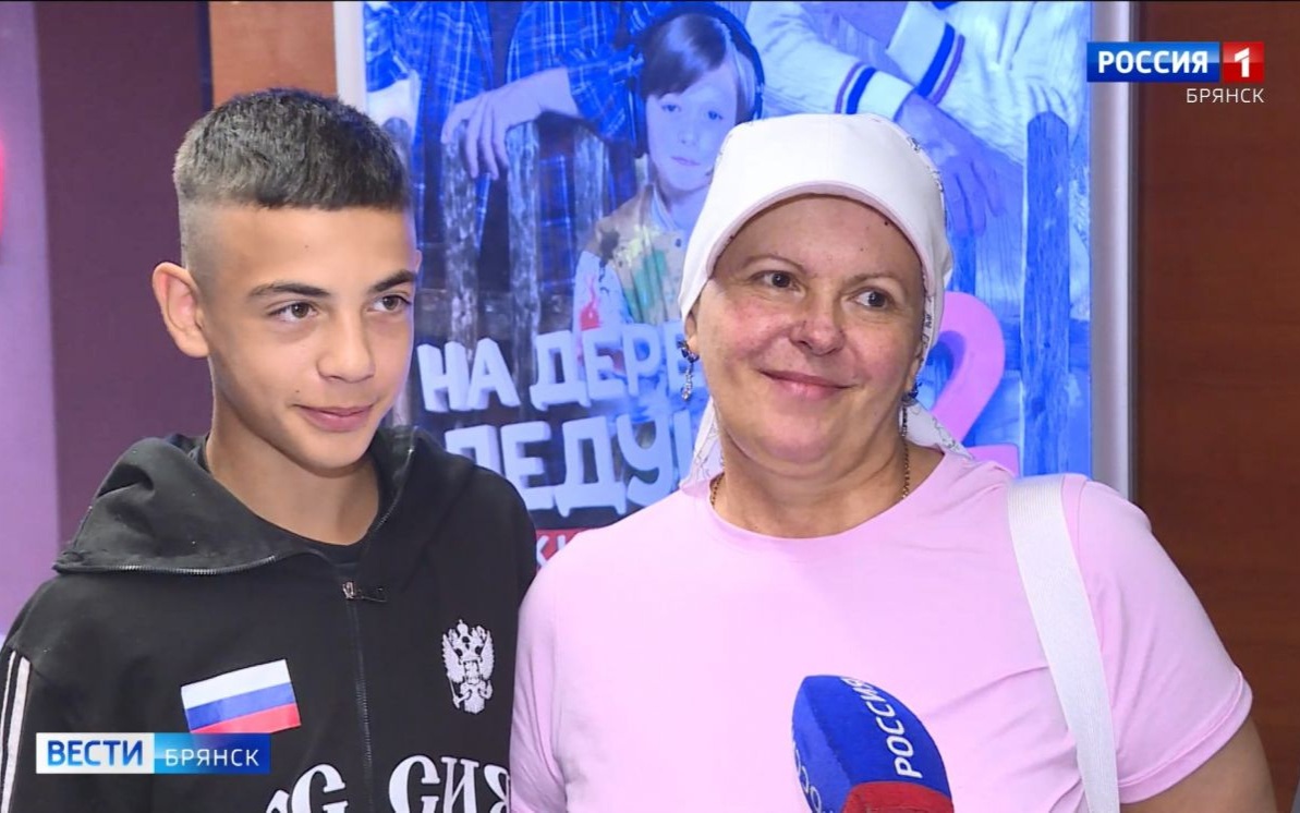 Трогательная семейная комедия "На деревню к дедушке 2" впечатлила брянского зрителя