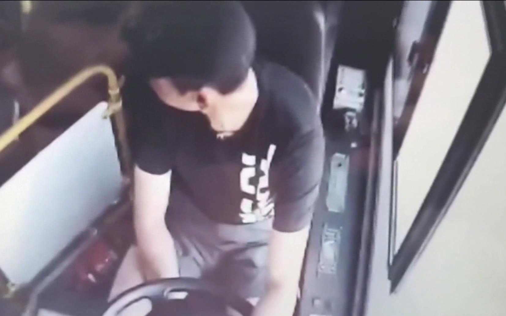 В Новокузнецке пьяный мужчина угнал рейсовый автобус ради поездки с приятелем