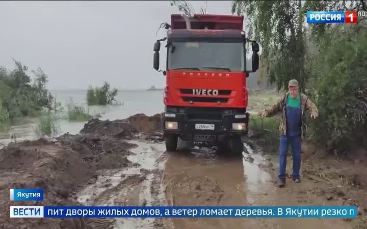 Летняя жара и комариная буря в Москве, начало наводнений и штормов в России