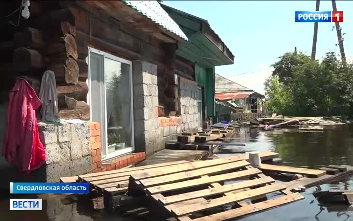 Спасатели в Ирбите: Эвакуация и поддержка жителей среди затопленных улиц