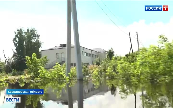 Спасатели помогают жителям Ирбита в условиях сильного затопления: доставка помощи и спасение животных