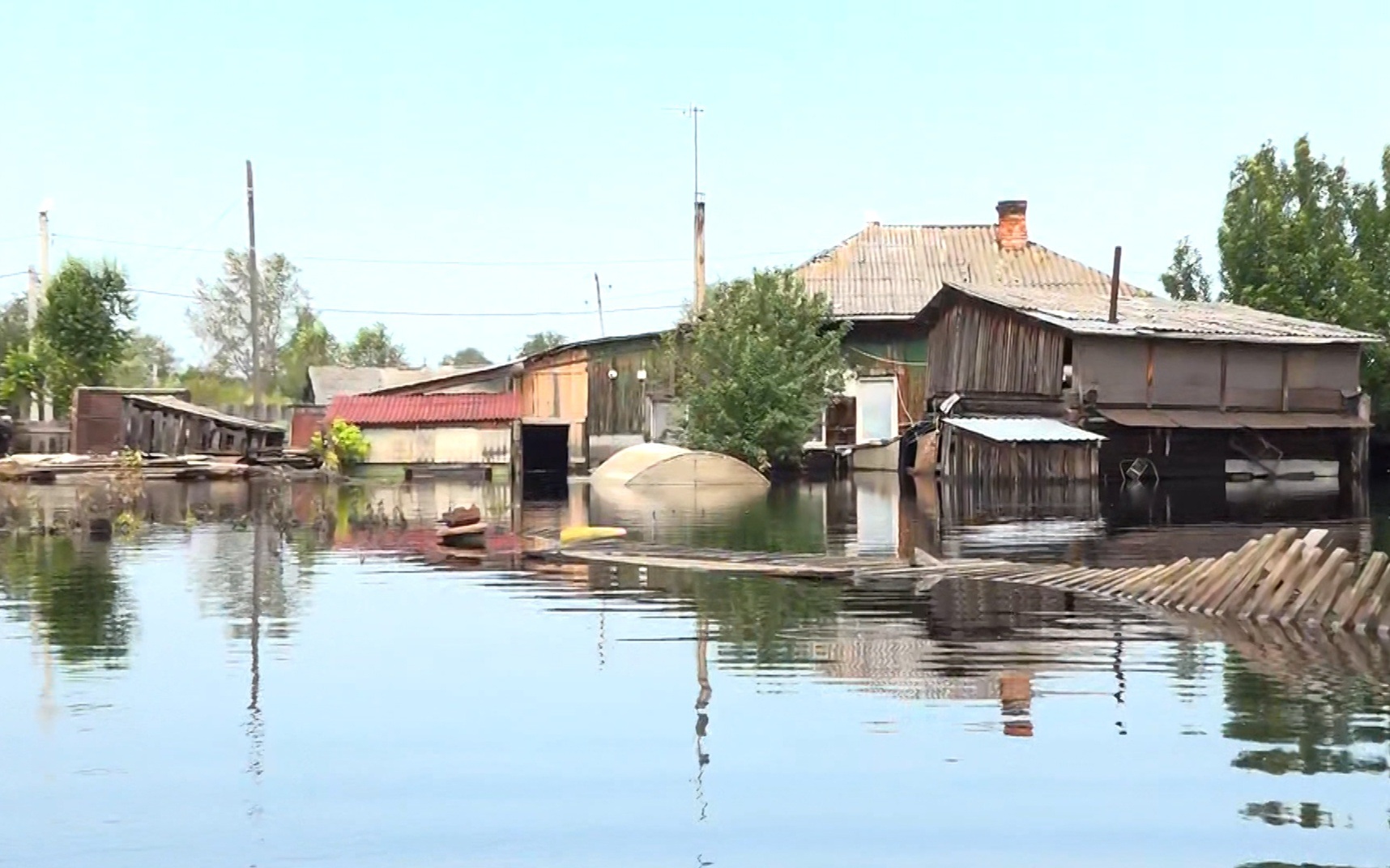 Паводок в Ирбите: уровень воды снижается, МЧС помогает жителям