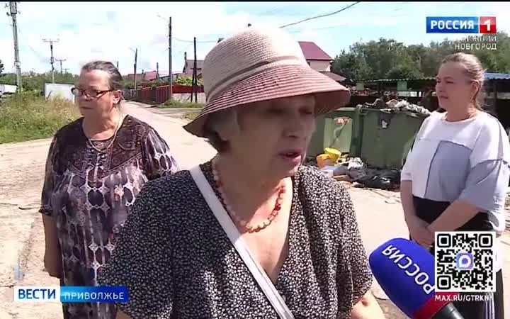 Жители поселка Луч жалуются на то, что свалку на контейнерной площадке не убирают